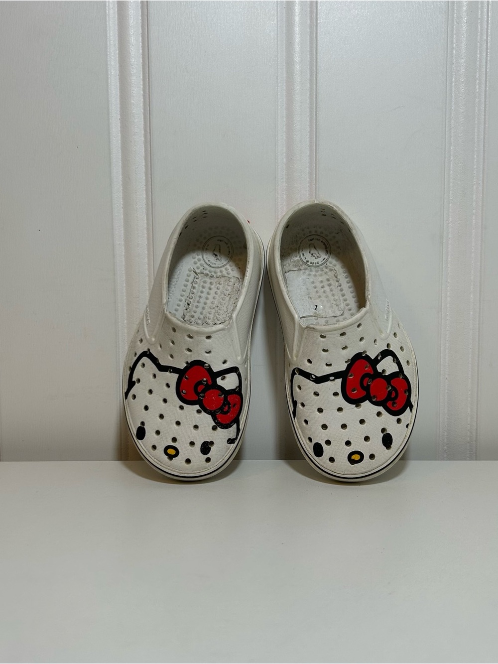 Native Jefferson hello kitty Kids White Slip-On Shoes with Red Bow Graphic